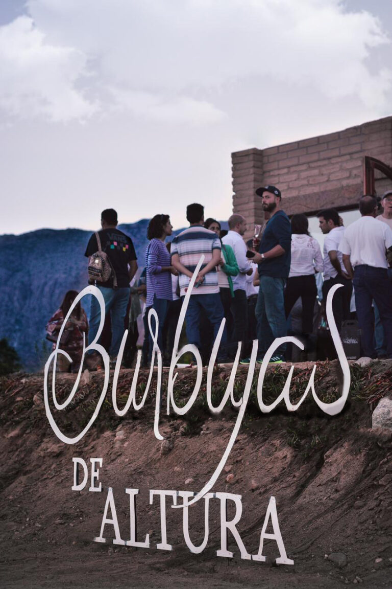 Foto Frente Burbujas con gente 768x1152