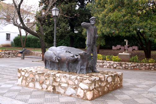 estatua homenaje al jamón en Jabugo